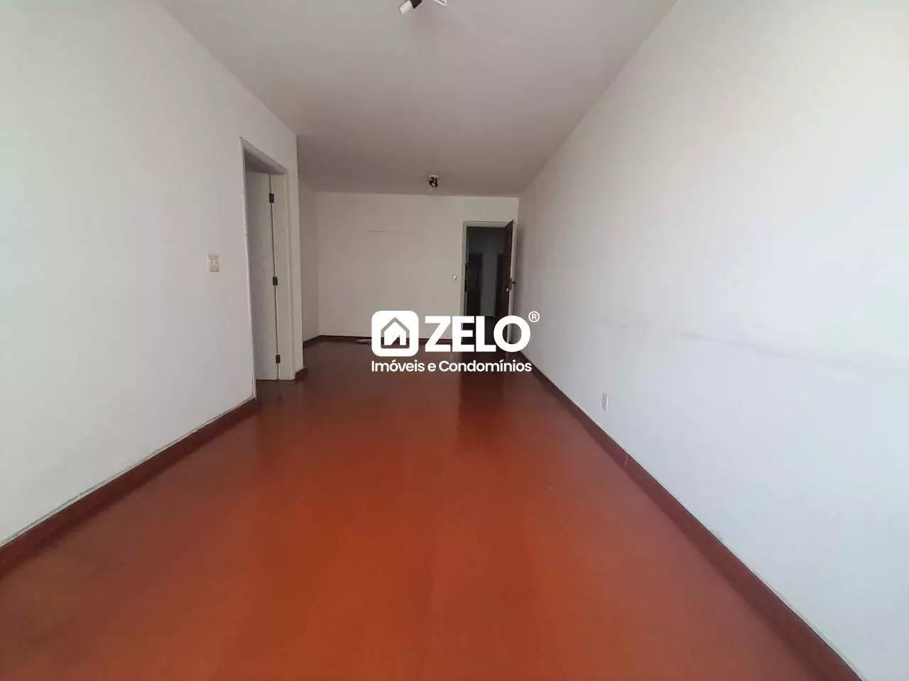 Sala de apartamento bem iluminada