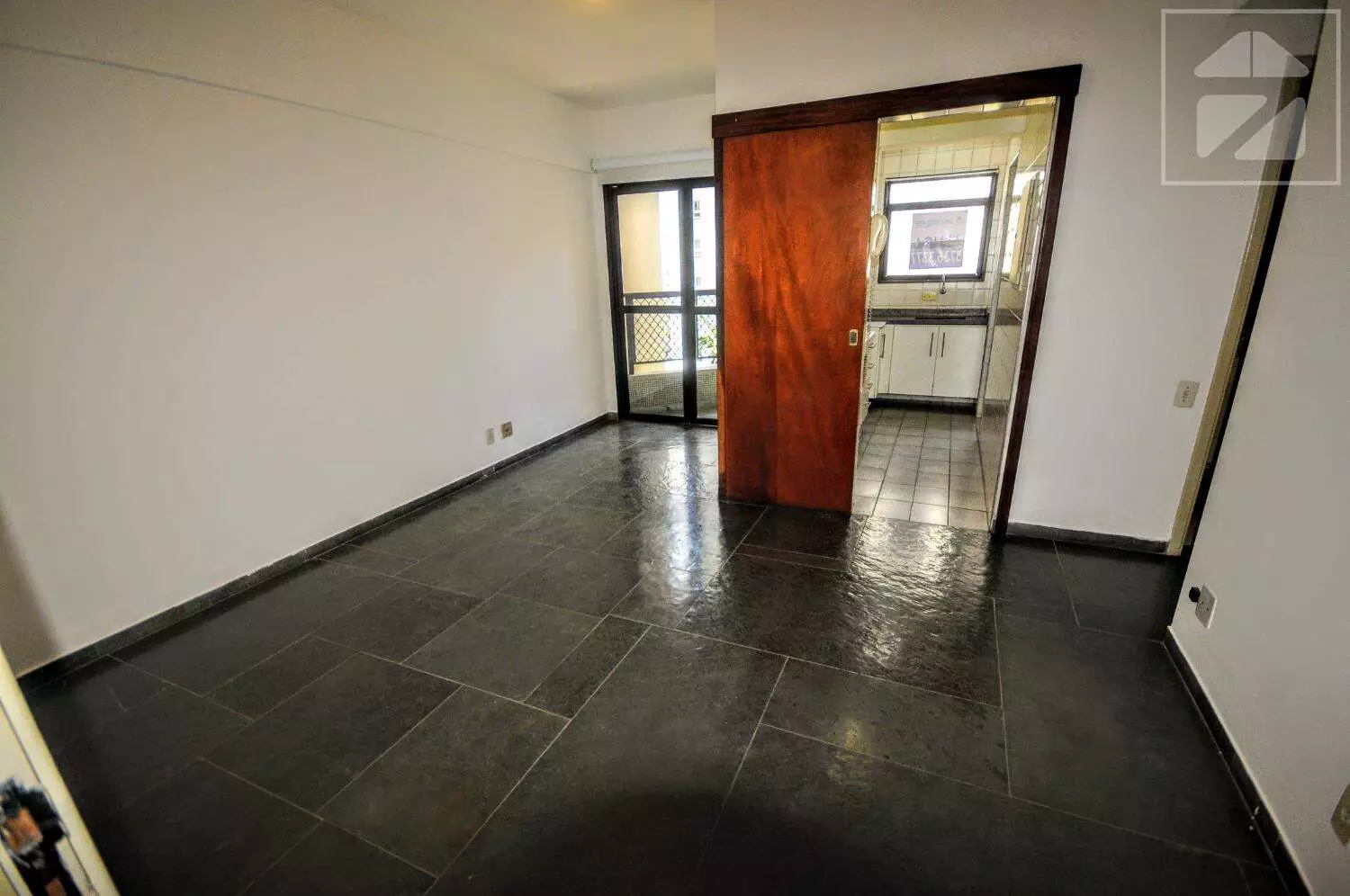 Sala de apartamento bem iluminada