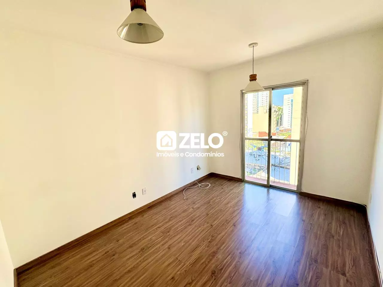 Sala de apartamento bem iluminada